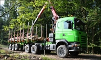 Odvozní soupravy spolehlivě přepraví po silnici i v terénu až 30 t dřeva