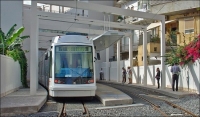 Pětičlánkové tramvaje Škoda 06T jsou třicet metrů dlouhé a pojmou přes 300 cestujících. Mají úzký rozchod 950 milimetrů. Pětičlánkové tramvaje Škoda 06T jsou třicet metrů dlouhé a pojmou přes 300 cestujících. Mají úzký rozchod 950 milimetrů.
