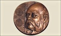 Ocenění obdrželi kromě finančních odměn také pamětní medaili, jejímž autorem je akademický sochař Zdeněk Kolářský.