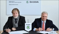 Předseda představenstva společnosti ŠKODA AUTO Prof. Dr. h.c. Winfried Vahland (vpravo) a předseda odborů KOVO Jaroslav Povšík podepsali memorandum o dlouhodobém investičním programu pro ŠKODA AUTO Střední odborné učiliště strojírenské. 