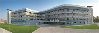 Institut sídlí v Miláně na ploše 6 000 m2 v budově, která je součástí nového areálu o souhrnné ploše asi 25 000 m2