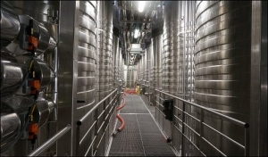 Primární kvašení šampaňského vína Veuve Clicquot probíhá ve 400 kvasných tanků.