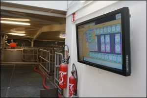 Operátoři ovládají monitorovací aplikaci PcVue prostřednictvím 42palcové dotykové obrazovky instalované na vstupu do sklepa s kvasnými tanky.