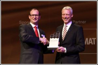 Zleva doprava: Hans van Leeuwen, výkonný vicepresident pro marketing a prodej společnosti Toyota Material Handling Europe Dr. Andreas Gruchow, člen výboru Deutsche Messe AG Zleva doprava: Hans van Leeuwen, výkonný vicepresident pro marketing a prodej společnosti Toyota Material Handling Europe Dr. Andreas Gruchow, člen výboru Deutsche Messe AG