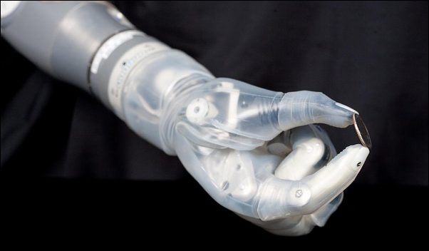 Protéza inspirovaná Hvězdnými válkami