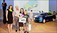 Dvanáctiletý Lukáš Slavík ze ZŠ Skuhrov nad Bělou získal ,Cenu Facebooku´za model s největším počtem „Lajků“. Dvanáctiletý Lukáš Slavík ze ZŠ Skuhrov nad Bělou získal ,Cenu Facebooku´za model s největším počtem „Lajků“.