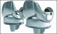 Kolenní náhrada typu Fixed Bearing (vlevo) a Mobile Bearing (vpravo)