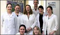 Členové výzkumné skupiny pracující v laboratořích Ústavu chemie materiálů fakulty chemické a Středoevropského technologického institutu VUT v Brně