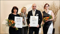 Ceny pro společnost ŠKODA AUTO převzali (zleva): PhDr. Miroslava Nigrinová, vedoucí operativní HR péče, Katja Zimmermann, vedoucí HR marketingu, Sina Almiran a Iva Prokopová (oba HR marketing). Ceny pro společnost ŠKODA AUTO převzali (zleva): PhDr. Miroslava Nigrinová, vedoucí operativní HR péče, Katja Zimmermann, vedoucí HR marketingu, Sina Almiran a Iva Prokopová (oba HR marketing).