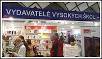 Sekce vysokoškolských stánků nabídla široký výběr odborných knih a časopisů.