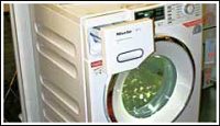 Dvoufázový dávkovací systém chemie Miele‑TwinDOS s kartušemi.