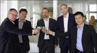 (Zleva) Pavel Vočka (jednatel OFA), Petr Kolátor (projektový manažer OFA), Jaroslav Hanyk (generální ředitel Nej TV), Filip Kolář (Sales Director ZTE Czech) a Figo Wang (Country Manager ZTE pro Českou republiku) si připíjejí na úspěch budoucí spolupráce. (Zleva) Pavel Vočka (jednatel OFA), Petr Kolátor (projektový manažer OFA), Jaroslav Hanyk (generální ředitel Nej TV), Filip Kolář (Sales Director ZTE Czech) a Figo Wang (Country Manager ZTE pro Českou republiku) si připíjejí na úspěch budoucí spolupráce.