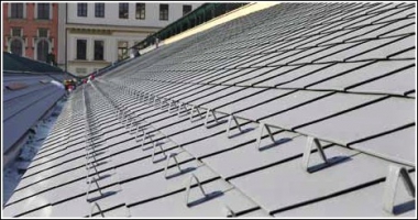 Na českém trhu si úspěšně vede rakouská firma Prefa Aluminium. Užitím falcovaných šindelů byla provedena rekonstrukce střešního pláště Masarykova nádraží.