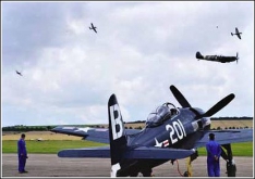 Přízemní stíhání, předváděné stroji Supermarine Spitfire, v popředí F8F-2P Bearcat