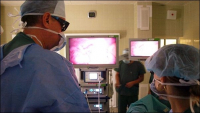 Gynekologové laparoskopické operaci ženských orgánů použili speciální 3D brýle