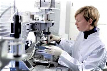 Vědci z Institutu pro výrobní techniku a obráběcí stroje (IFW) při hannoverské Leibnizově univerzitě a z Laboratoře pro biomechaniku a biomateriály (LBB) při Lékařské vysoké škole sídlící v témže městě se při vývoji keramického kolenního kloubu nechali inspirovat kyčelními implantáty z téhož materiálu