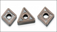 Nové břitové destičky Beyond Drive od firmy Kennametal mají vrchní povlak TiOCN bronzové barvy, který zvyšuje odolnost proti opotřebení a současně funguje jako indikátor opotřebení. 
