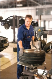 Pneuservisy aktuálně přijímají první zákazníky s požadavkem na přezutí svých automobilů na zimní pneumatiky