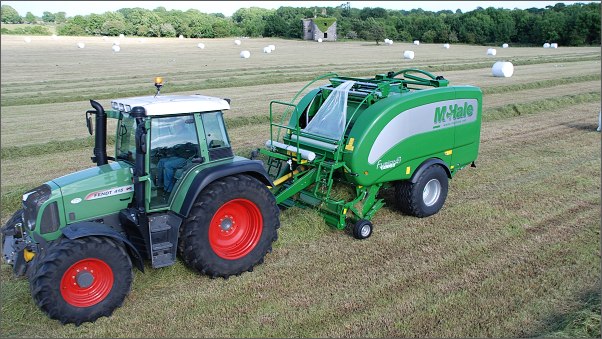 Integrovaný lis s baličkou McHale Fusion 3 Plus v akci /Foto: McHale/