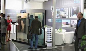 EControl-Glass od společnosti EControl je jedním z prvků chytrých budov, protože aktivací mezi jednotlivými skleněnými tabulemi vložené vrstvy lze regulovat prostup slunečního zařízení do vnitřku místnosti. Díky tomu lze regulovat prostupnost světla elektronicky napojením na chytrý systém řízení budovy mezi 15 a 55 procenty