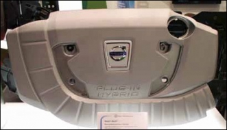 Kryt motoru pro automobil Volvo z materiálů Byatec a Bayfit od společnosti Bayer. Při srážce s chodcem by měl tento kryt, který pro Volvo vyrábí česká firma Promens, zajistit, že poranění chodcovy hlavy bude podstatně menší než v případě kovového krytu