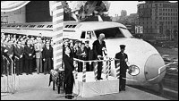 Japonský císař Hirohito 1. 10. 1964 otevírá v tokijském nádraží první vysokorychlostní trať světa