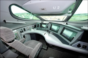 Kokpit jednotek řady E5 jezdících rychlostí až 320 km/h, nasazovaných na japonských železnicích od roku 2011