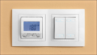 Tlačítka a termostat Unica Colors