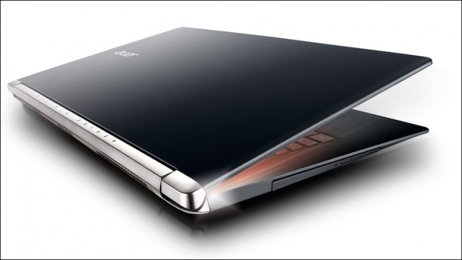 Pohled na notebook s pootevřeným víkem dodává tomuto okamžiku na dramatičnosti. Pokud byl notebook jen uspán, během zdvihnutí víka se probudí a čeká, co s ním budete chtít dělat…