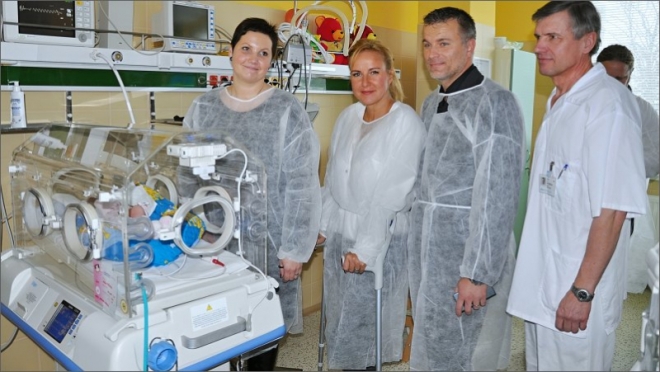 Vendula Svobodová se sponzory nadace a vpravo primář dětského oddělení UHN MUDr. Jan Petrželka