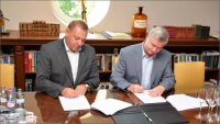 Ivars Rullis, člen představenstva LDZ ritošā sastāva serviss a Josef Bárta, předseda představenstva CZ LOKO při podpisu smlouvy Ivars Rullis, člen představenstva LDZ ritošā sastāva serviss a Josef Bárta, předseda představenstva CZ LOKO při podpisu smlouvy