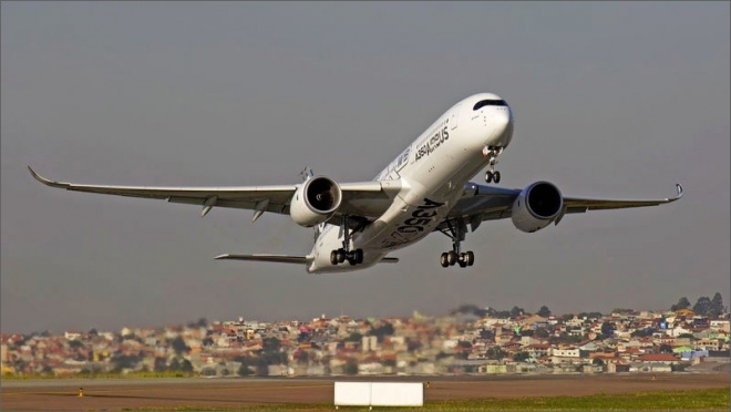 Airbus A350 je nové evropské dopravní letadlo, které se nyní postupně zavádí do výroby.