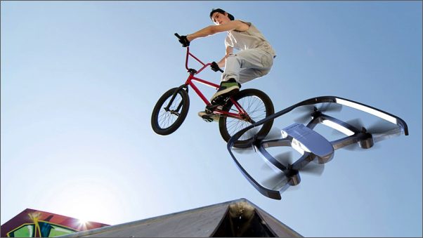 Dron FLYR1 sleduje sportovce z nastavené vzdálenosti a jeho obraz přenáší na mobilní telefon