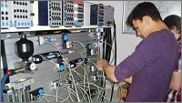 Soutěž mladých mechatroniků loni prověřila dovednosti v oborech pneumatika, elektropneumatika a PLC řídicí systémy.