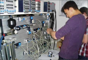Soutěž mladých mechatroniků loni prověřila dovednosti v oborech pneumatika, elektropneumatika a PLC řídicí systémy.Soutěž mladých mechatroniků loni prověřila dovednosti v oborech pneumatika, elektropneumatika a PLC řídicí systémy.