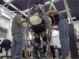 Ovládnutí exoskeletu trvá několik měsíců – mozek ho musí přijmout do své mentální mapy celého těla