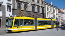 Západočeská metropole se stává prvním městem ČR, které cestujícím umožní platit bezkontaktně ve všech vozech MHD.