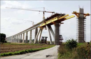Proudová metoda stavby Unstruttalbrücke (2660 m) posuvným bedněním