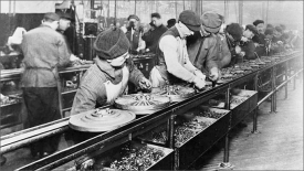 Jedna z prvních montážních linek ve společnosti Ford v roce 1913