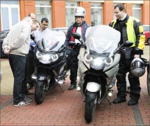 Luxus na dvou kolech, cestovní motocykl BMW K 1600 GTL, vzbudil na dvoře pražského Karlínského paláce zaslouženou pozornost