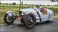 Jan Zvelebil řídí elektromobil Morgan EV3