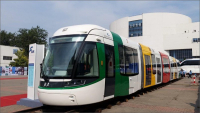 Nová tramvaj nabízí speciální technické řešení, díky kterému je schopna jezdit i v místech bez trolejového vedení. Nová tramvaj nabízí speciální technické řešení, díky kterému je schopna jezdit i v místech bez trolejového vedení.