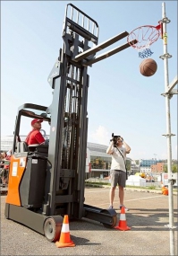 Viděli jste někdy vysokozdvižný vozík, jak hází míč do basketbalového koše?
