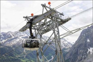 Kabina Skyway přejíždí podpěru na spodním úseku (Foto Doppelmayr)