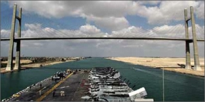 Letadlová loď U.S. NAVY se blíží k novému visutému mostu, s mostovkou ve výši 70 m nad hladinou