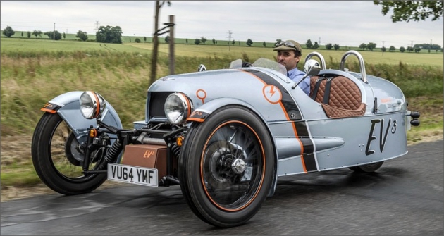 Jan Zvelebil řídí elektromobil Morgan EV3