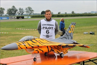 Pilot Aleš Marhoun s modelem stíhačky F16