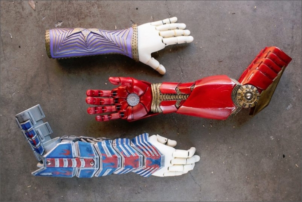  Protézy fungují na základě myoelektrických senzorů, které reagují na vzruchy ve svalu a umožňují pohyb protézy. /Foto: limbitless-solutions.org/