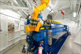 Devítiválcový dvoudobý lodní motor na LNG s výkonem 7000 kW na trajektu Bergen