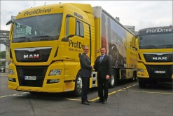 Gerhard Beck, manažer prodeje originální výbavy pro nákladní vozidla (zástupce Petera Platjeho, ředitele prodeje originální výbavy pro nákladní vozidla Goodyear pro Evropu, Střední východ a Afriku) (vlevo) uzavírá spolupráci mezi společností Goodyear a MAN ProfiDrive® s Michaelem Wanitschekem, ředitelem MAN Solutions. 